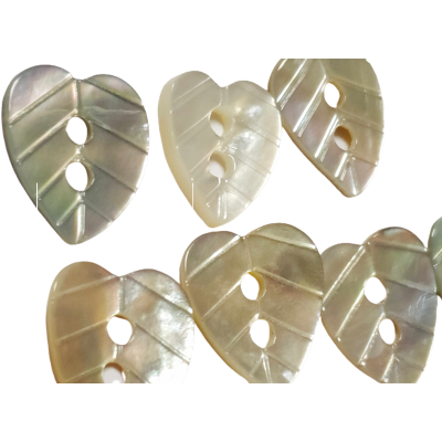 Botones de concha natural en forma de corazón con rallas - T1014
