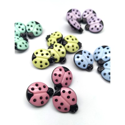 Botón en forma de mariquita de colores pastel