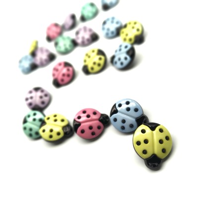 Botón en forma de mariquita de colores pastel