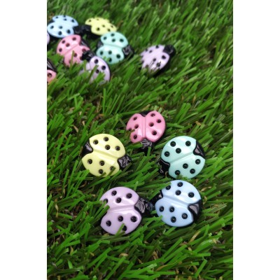 Botón en forma de mariquita de colores pastel