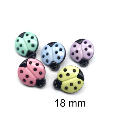 Botón en forma de mariquita de colores pastel