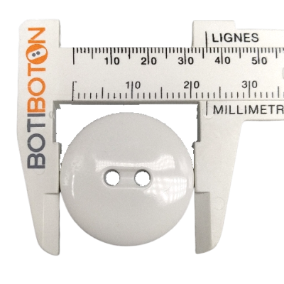 Bottoni bianchi, due fori